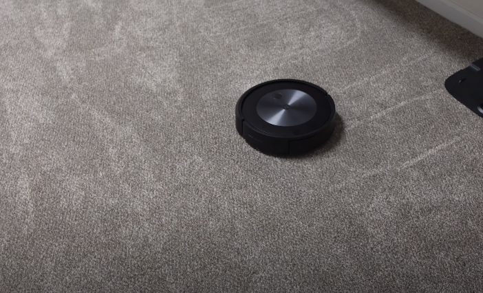 Roomba J7+ cleaning on carpets