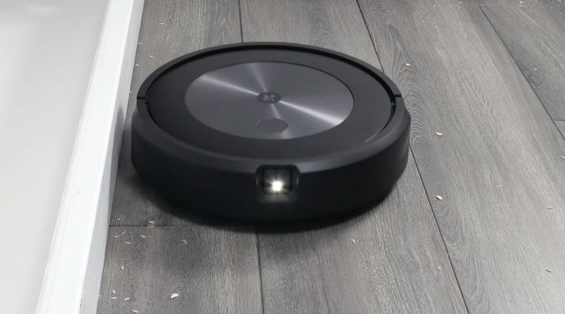 Roomba jJ7+ pulls debris from edges effectively